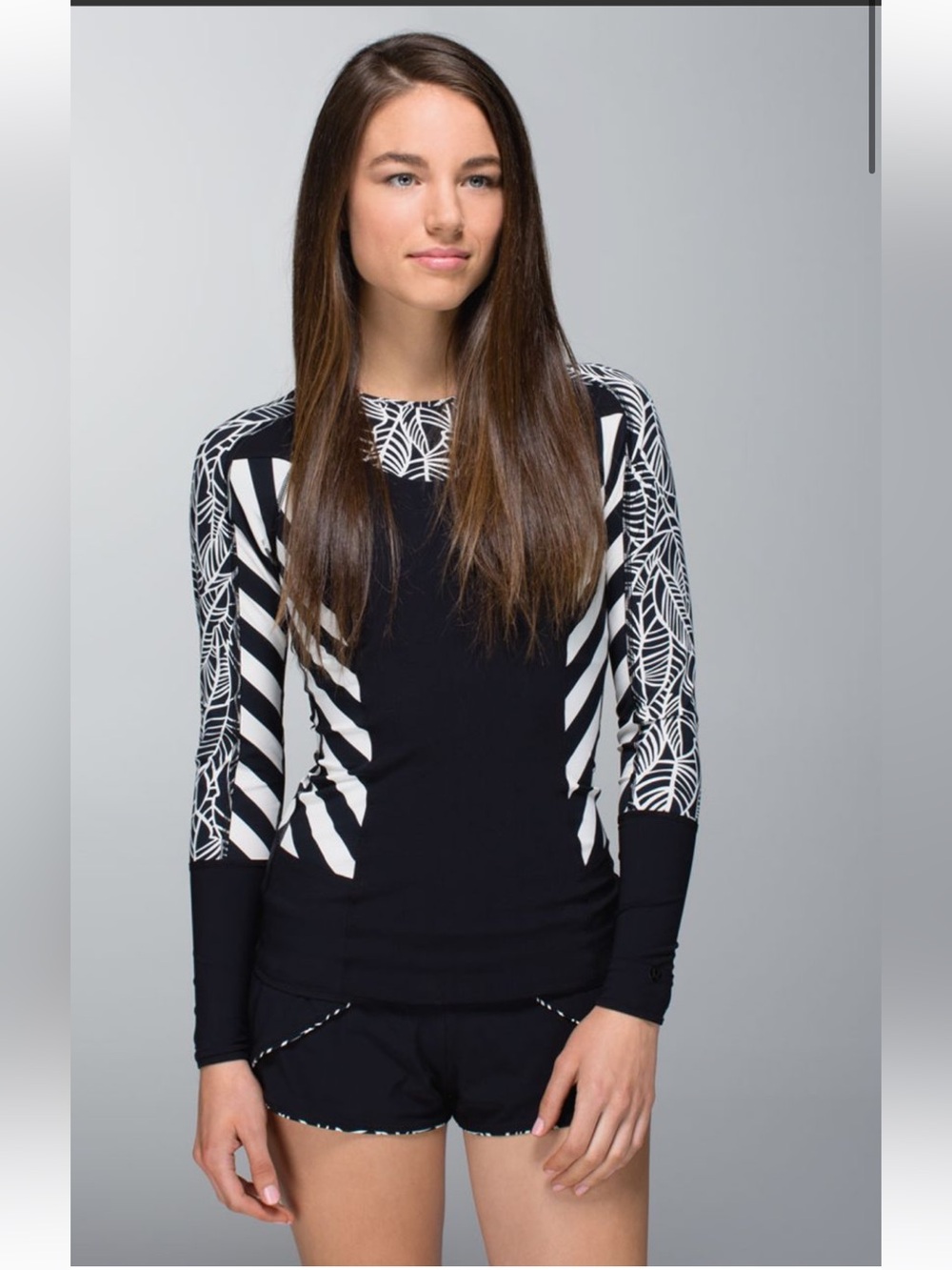 *Lululemon athletica Shanti Surf Rash Guard Black & White Leaf Pattern Swim Top